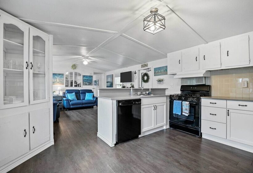 Near Water: Lake Dallas Home W/ Furnished Patio!