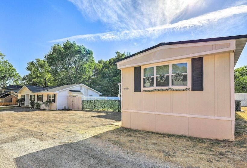 Near Water: Lake Dallas Home W/ Furnished Patio!