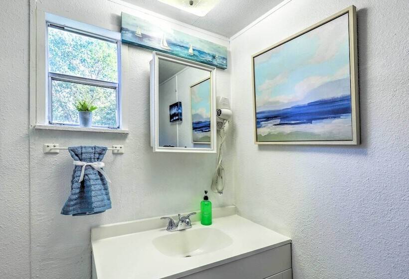 Near Water: Lake Dallas Home W/ Furnished Patio!