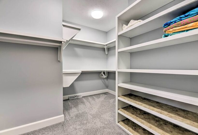 Charming Lake Erie Getaway: Walk To Beach!