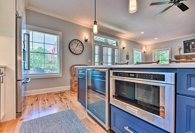 Charming Lake Erie Getaway: Walk To Beach!