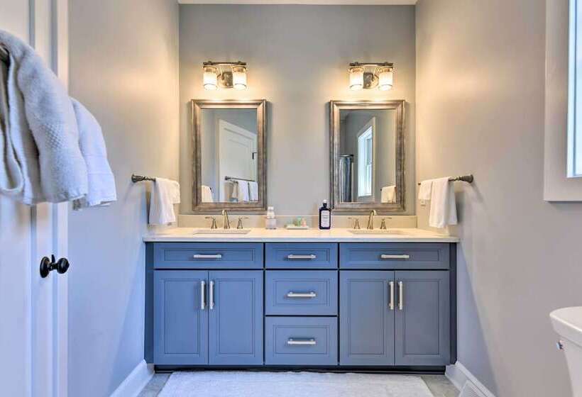 Charming Lake Erie Getaway: Walk To Beach!