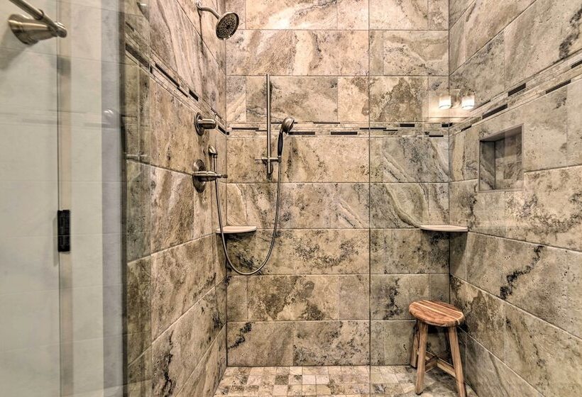 Charming Lake Erie Getaway: Walk To Beach!