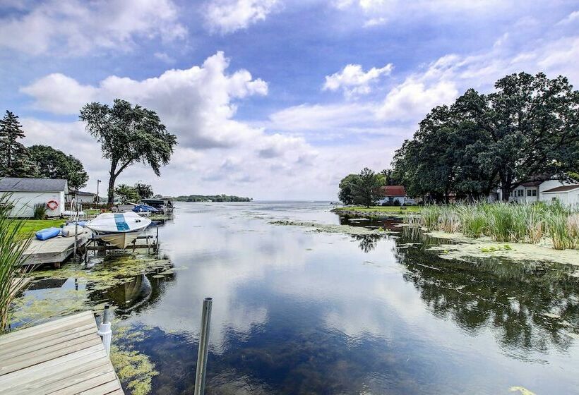Charming Lake Winnebago Retreat: Dock & View!