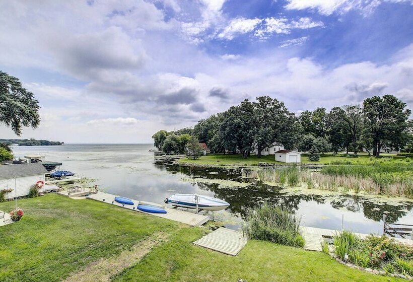 Charming Lake Winnebago Retreat: Dock & View!
