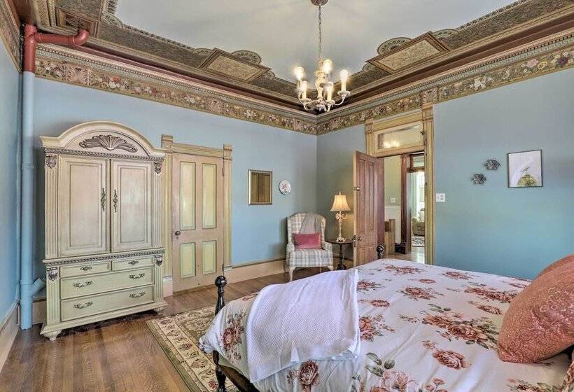 Charming Mt Pleasant Home In Historic Dtwn!