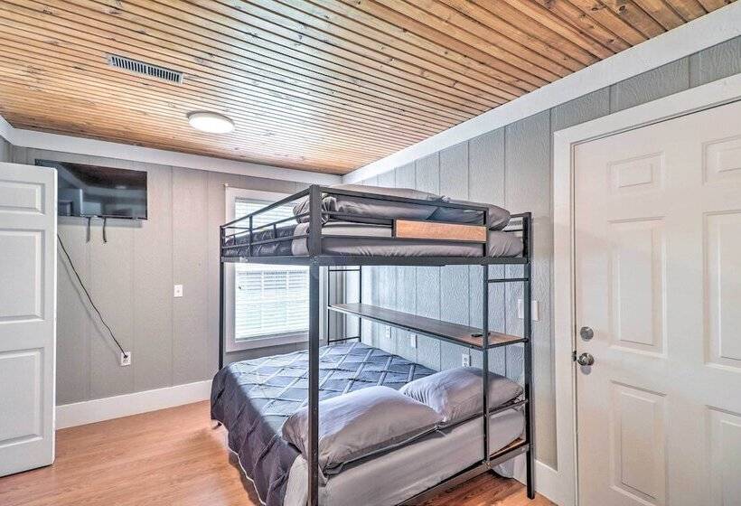 Charming Retreat < 2 Mi To Cranfield Marina!