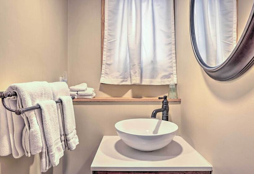 Charming Suttons Bay Cottage W/ Shared Waterfront!