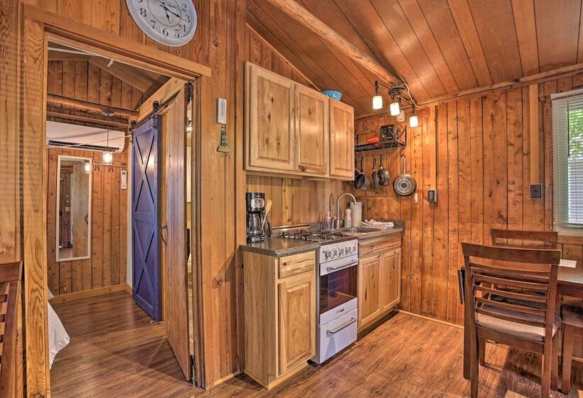 Charming Suttons Bay Cottage W/ Shared Waterfront!