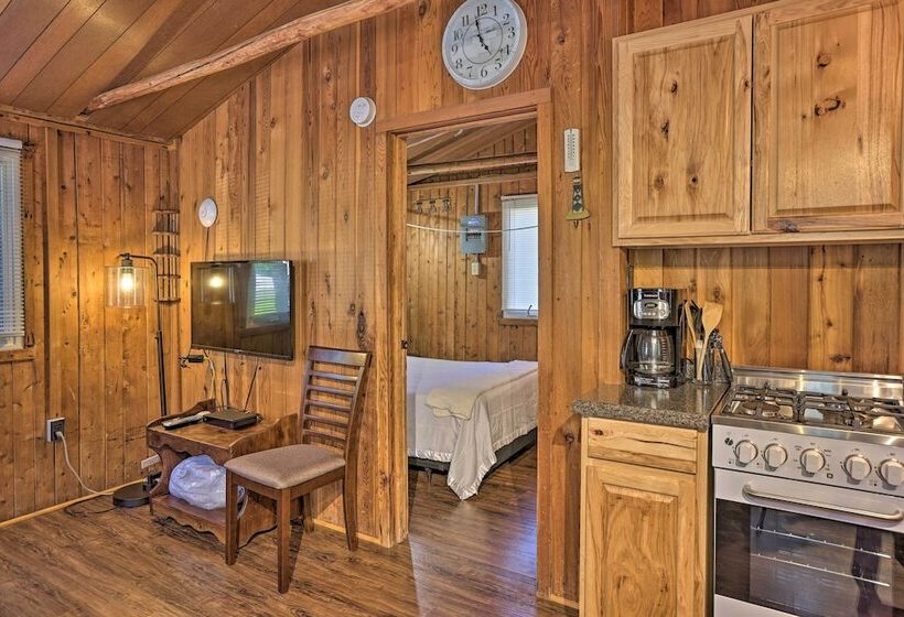 Charming Suttons Bay Cottage W/ Shared Waterfront!