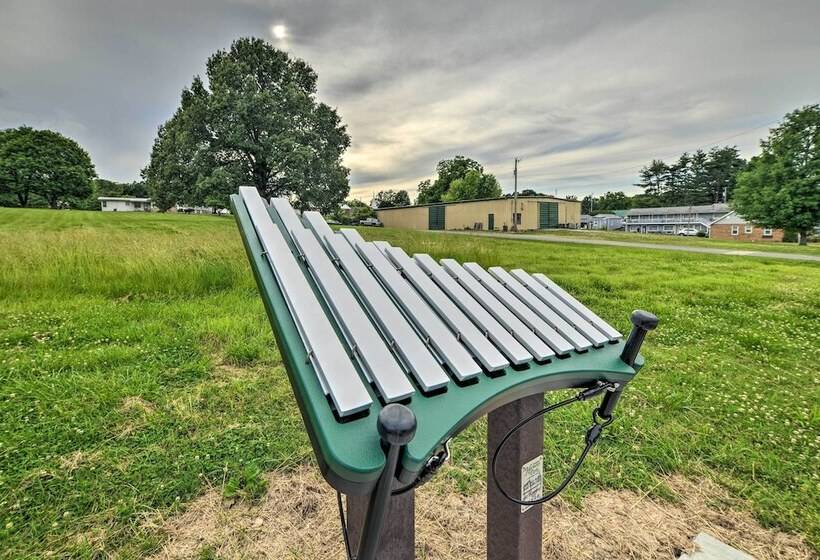 Cheerful Grand Rivers Cottage, 1/2 Mi To Lake