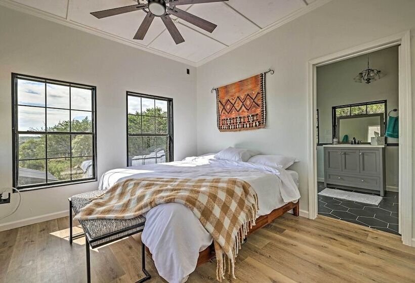 Chic Fredericksburg Retreat   Near Wineries!