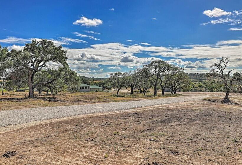 Chic Fredericksburg Retreat   Near Wineries!