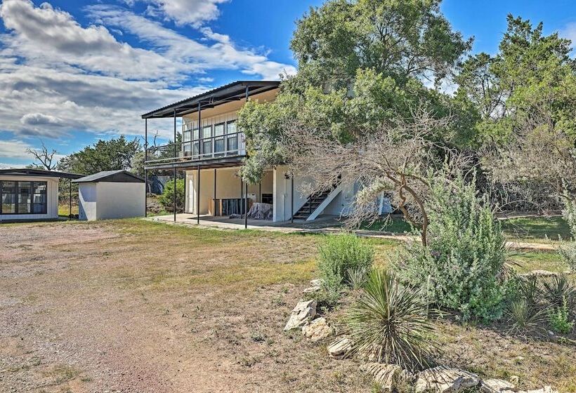 Chic Fredericksburg Retreat   Near Wineries!