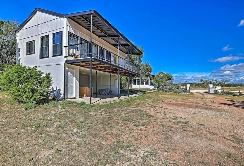 Chic Fredericksburg Retreat   Near Wineries!