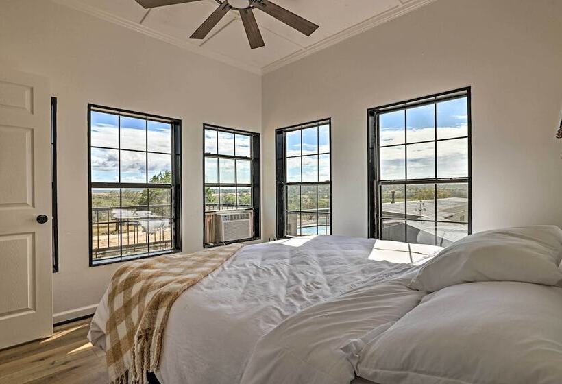 Chic Fredericksburg Retreat   Near Wineries!