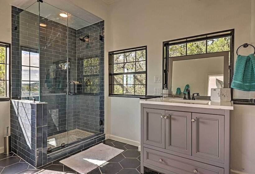 Chic Fredericksburg Retreat   Near Wineries!