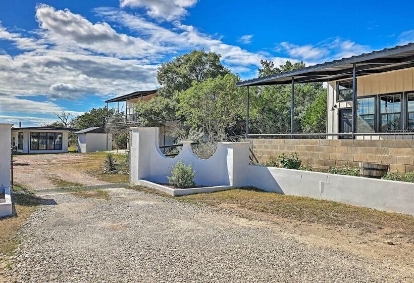 Chic Fredericksburg Retreat   Near Wineries!