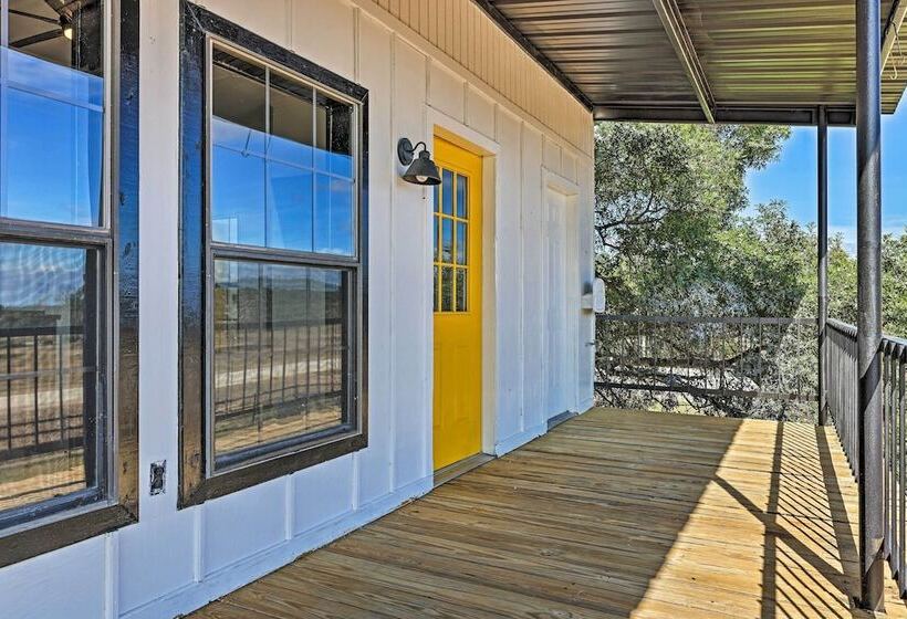 Chic Fredericksburg Retreat   Near Wineries!