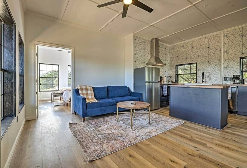 Chic Fredericksburg Retreat   Near Wineries!