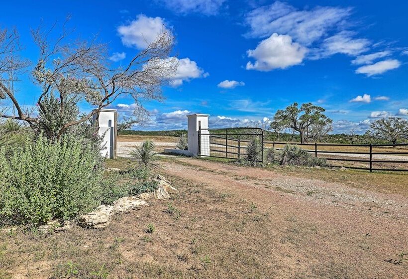 Chic Fredericksburg Retreat   Near Wineries!