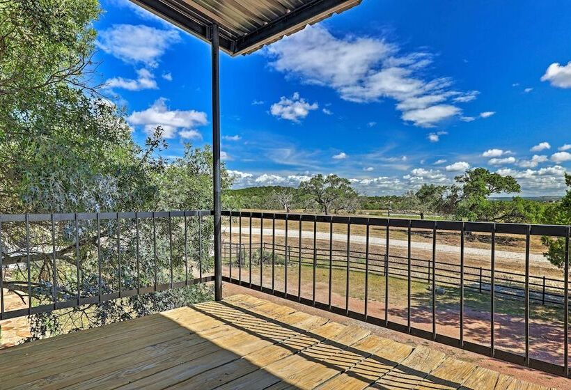 Chic Fredericksburg Retreat   Near Wineries!