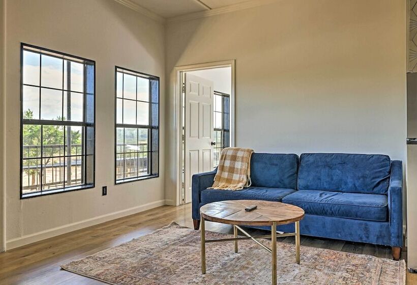 Chic Fredericksburg Retreat   Near Wineries!