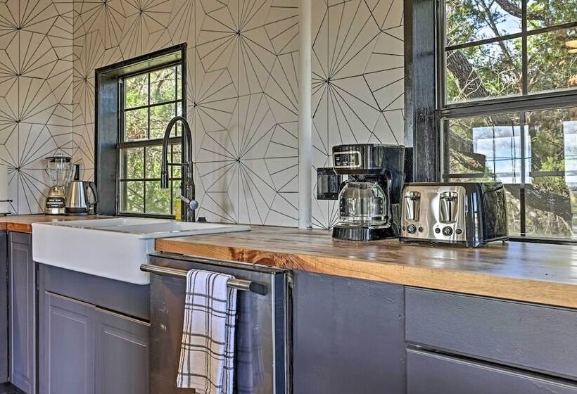 Chic Fredericksburg Retreat   Near Wineries!