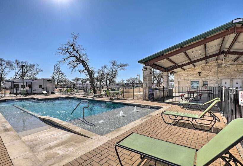 Tiny Home W/ Pool Access, 8 Mi To Downtown Austin!