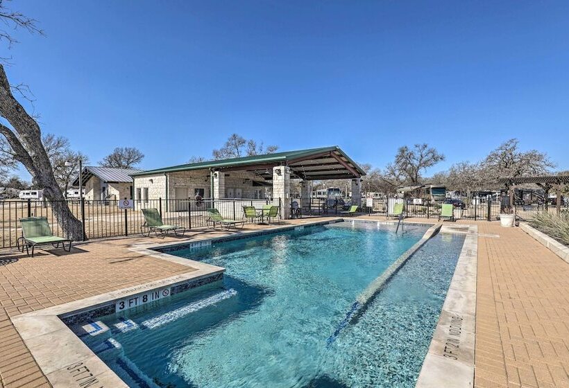Tiny Home W/ Pool Access, 8 Mi To Downtown Austin!