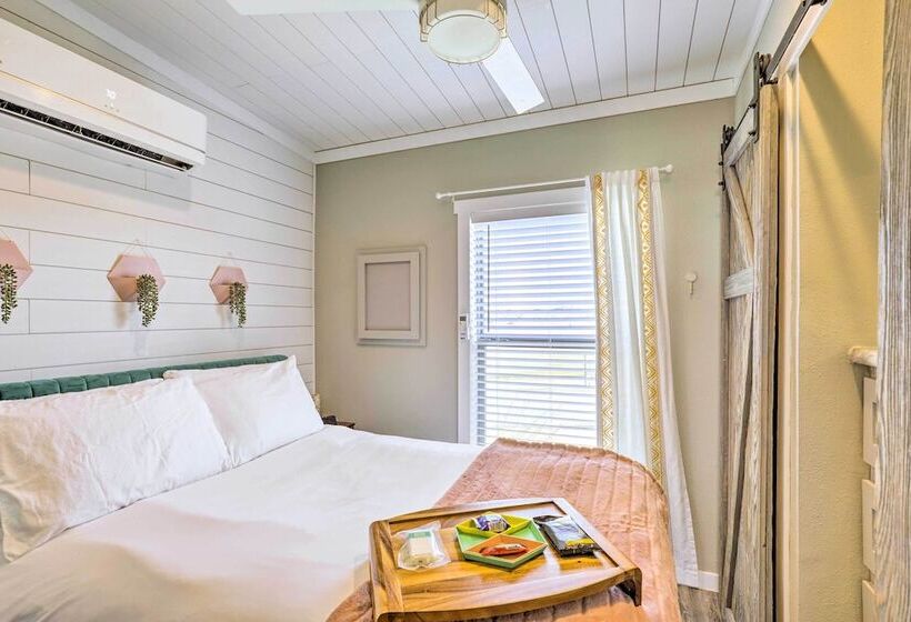 Tiny Home W/ Pool Access, 8 Mi To Downtown Austin!