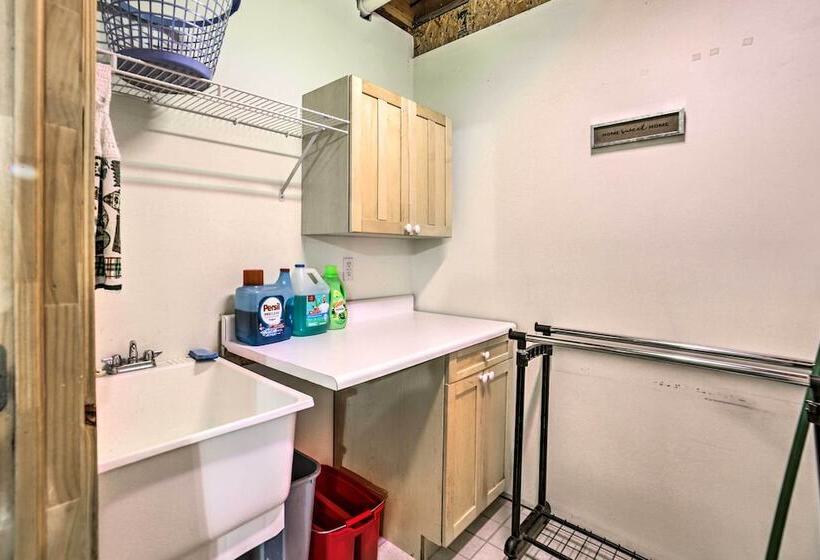 Classy Home W/ Hot Tub: 2 Mi To Lake Access!