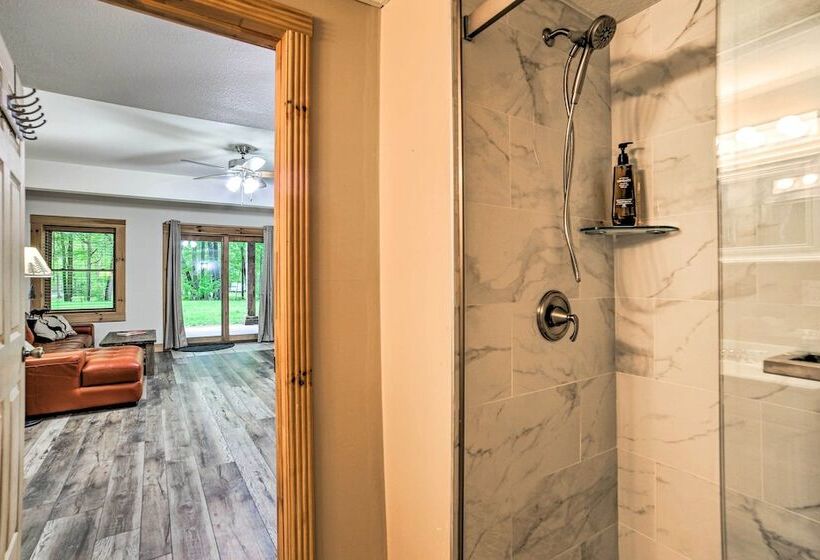 Classy Home W/ Hot Tub: 2 Mi To Lake Access!