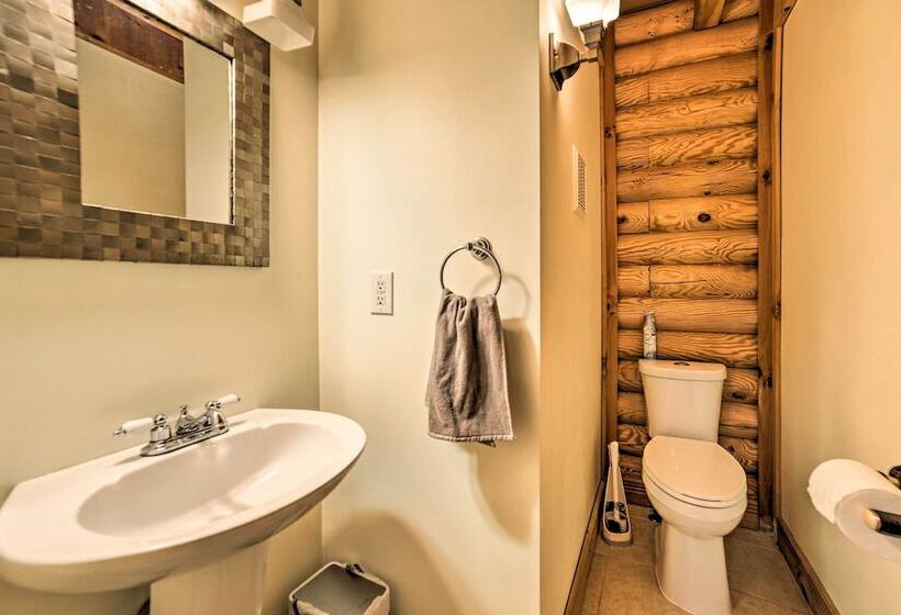 Classy Home W/ Hot Tub: 2 Mi To Lake Access!