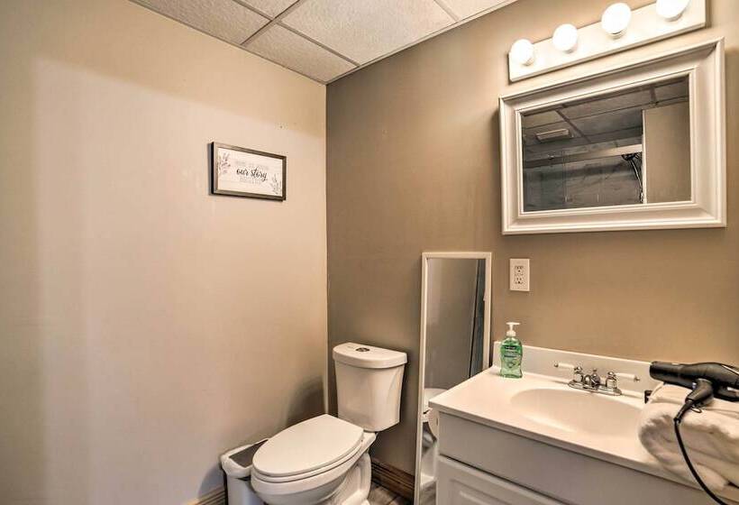 Classy Home W/ Hot Tub: 2 Mi To Lake Access!