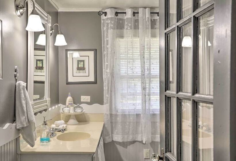 Coastal, Walkable Home In Historic Southport!