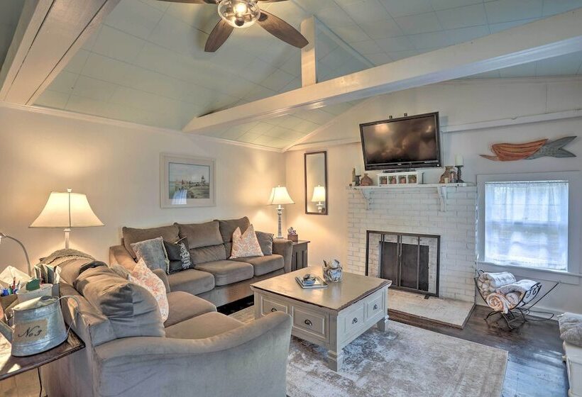 Coastal, Walkable Home In Historic Southport!