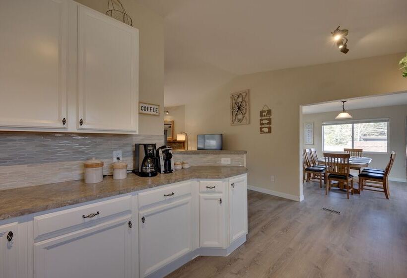 Comforting Woodland Park Home W/ Fire Pit!