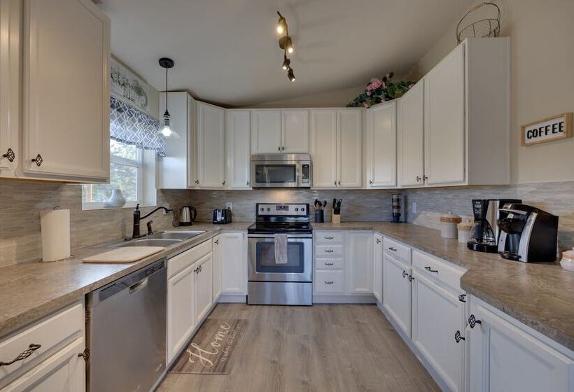 Comforting Woodland Park Home W/ Fire Pit!