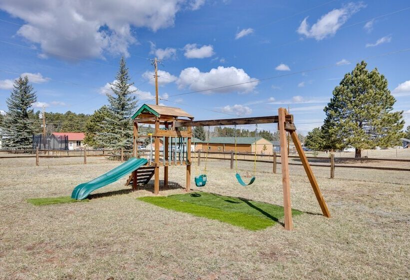 Comforting Woodland Park Home W/ Fire Pit!