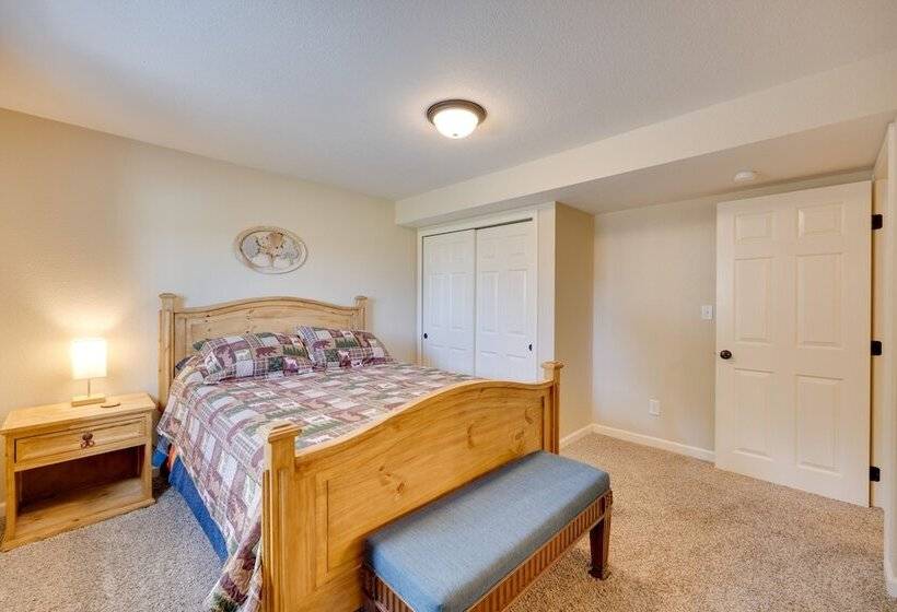 Comforting Woodland Park Home W/ Fire Pit!