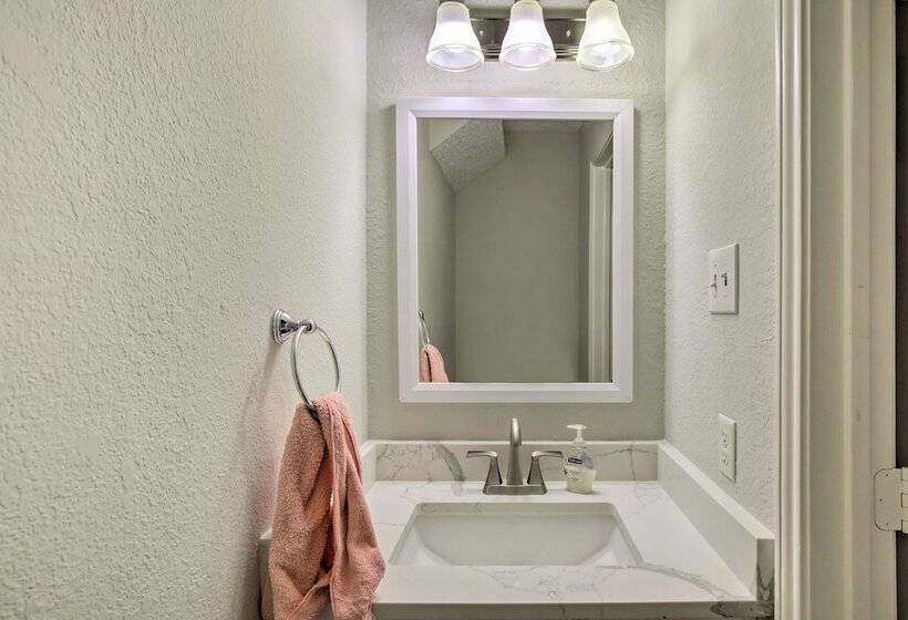 Convenient Allen Retreat, 2 Mi To Downtown!