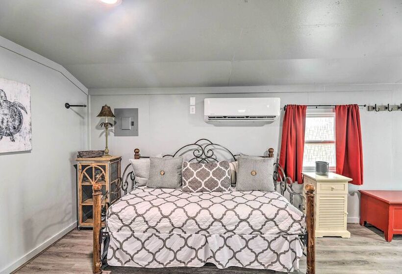 Cottage With Patio & Shared Waterfront Perks!