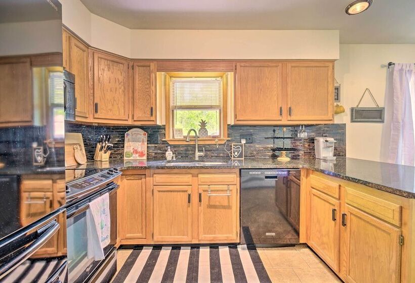 Cozy Auburn Retreat W/ Hot Tub   Walk To Lake