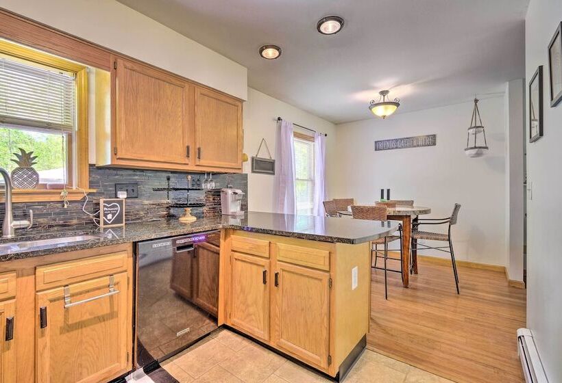 Cozy Auburn Retreat W/ Hot Tub   Walk To Lake