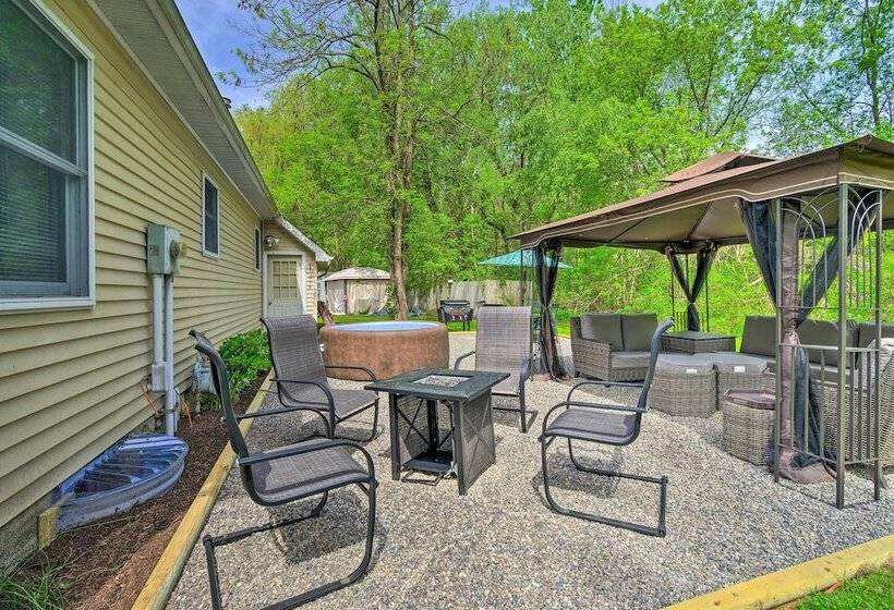 Cozy Auburn Retreat W/ Hot Tub   Walk To Lake