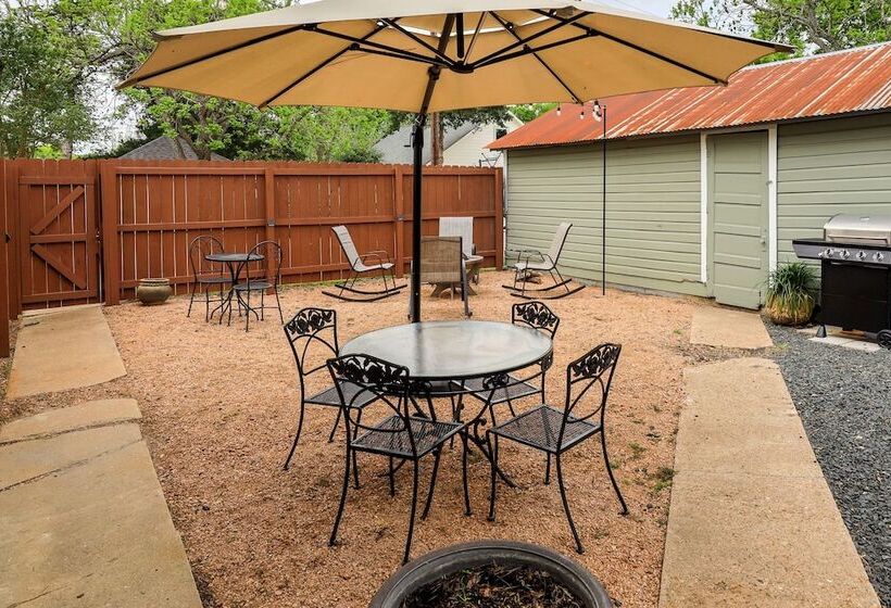 Gas Grill & Private Yard: Home In Bellville