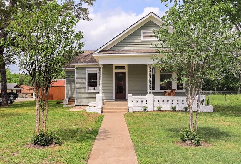 Gas Grill & Private Yard: Home In Bellville