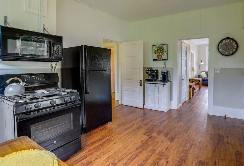 Gas Grill & Private Yard: Home In Bellville