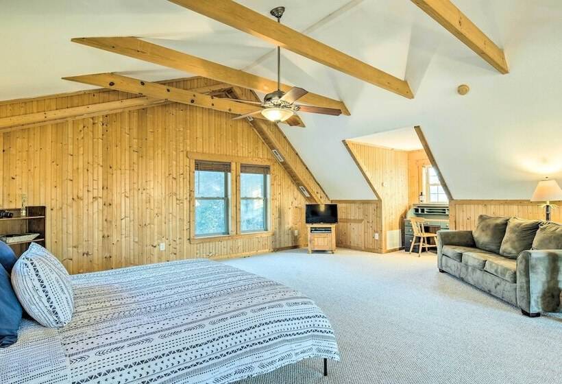 Quaint Cabin W/ Deck & Loft: 10 Mi To Lake Lure!